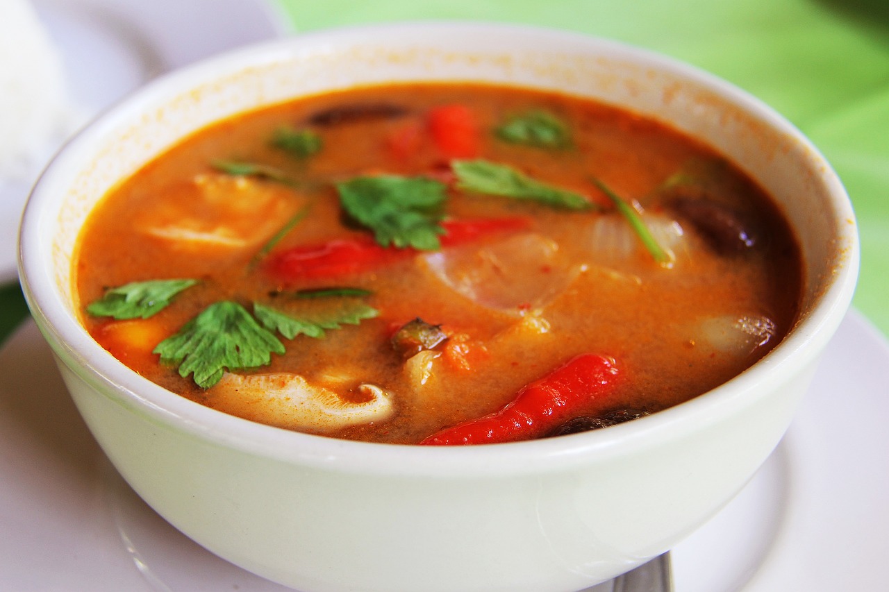 Comment réussir un curry thaï aussi bon qu'au restaurant? découvrez la recette authentique du curry thaï, un plat savoureux aux épices exotiques et lait de coco, parfait pour un repas parfumé et réconfortant.