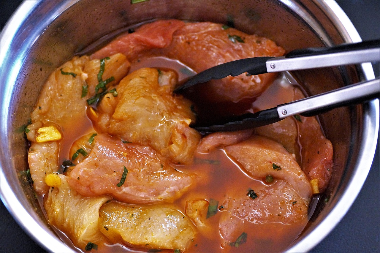 découvrez nos recettes de marinades savoureuses pour sublimer vos viandes, poissons et légumes. astuces simples et ingrédients frais pour un goût intense.