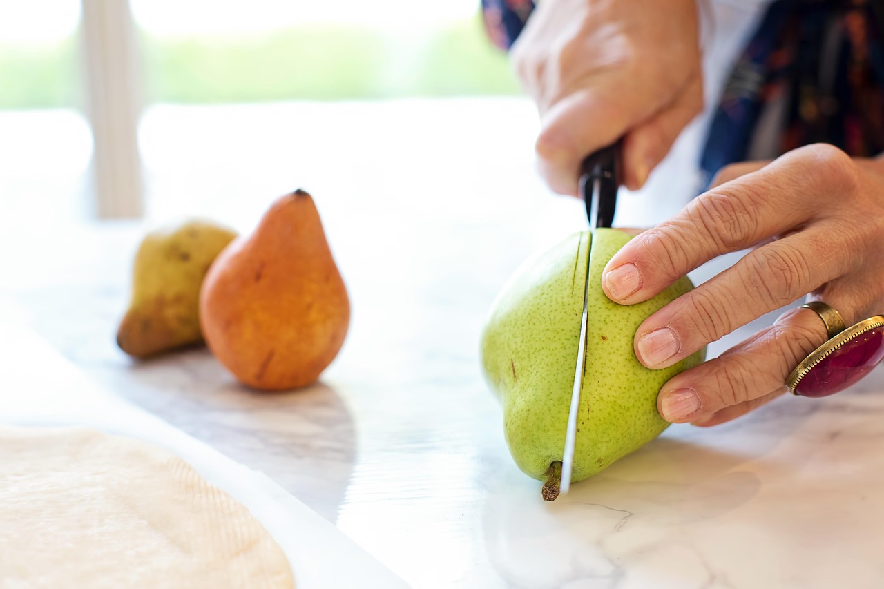 découvrez notre sélection de couteaux de cuisine de haute qualité, parfaits pour une découpe précise et efficace dans toutes vos préparations culinaires.